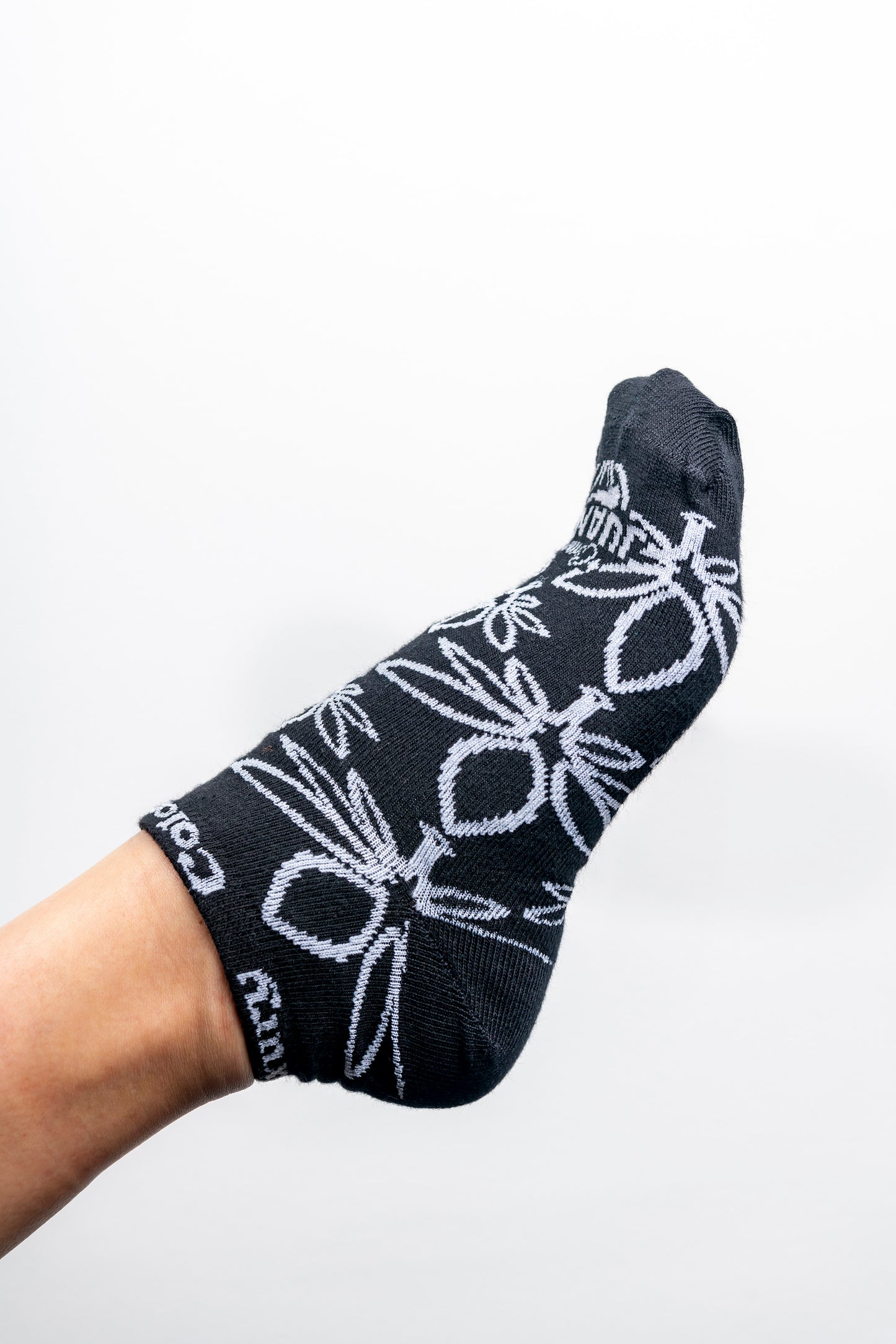 Leaf White/Black Socks (Unisex)